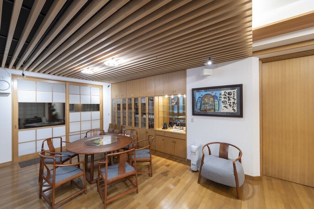 客室内のダイニングエリア