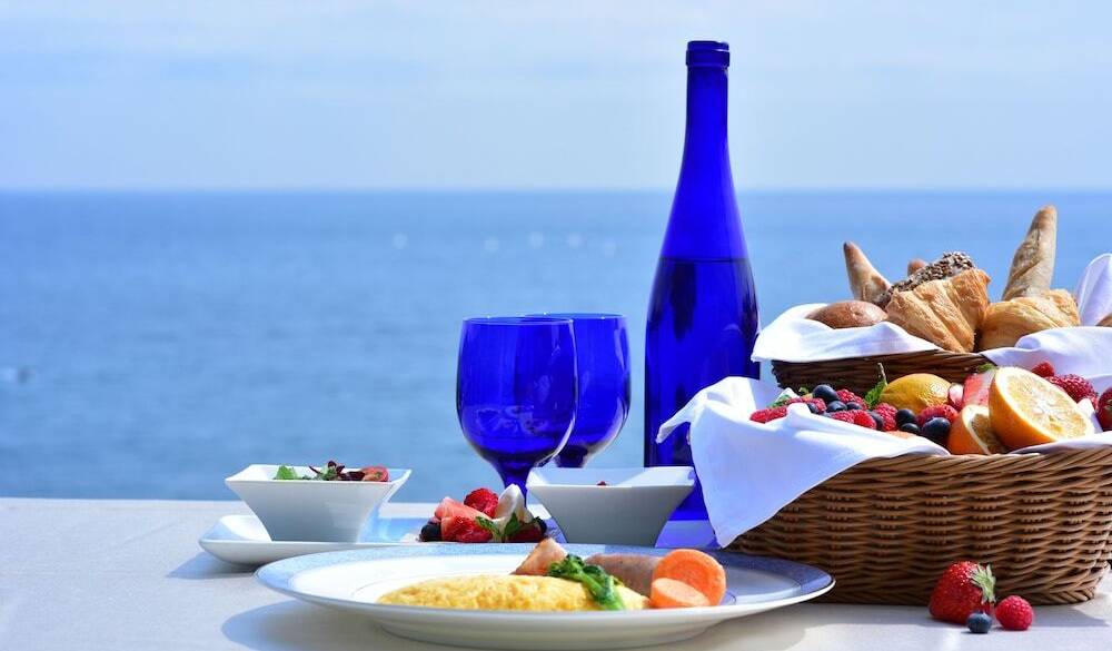 朝から盛り沢山。
青の絶景と共に朝食を / 1