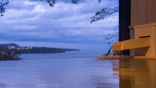 [302] 露天風呂付 キングサイズベッドルーム / 52平米 (禁煙) : 食事処