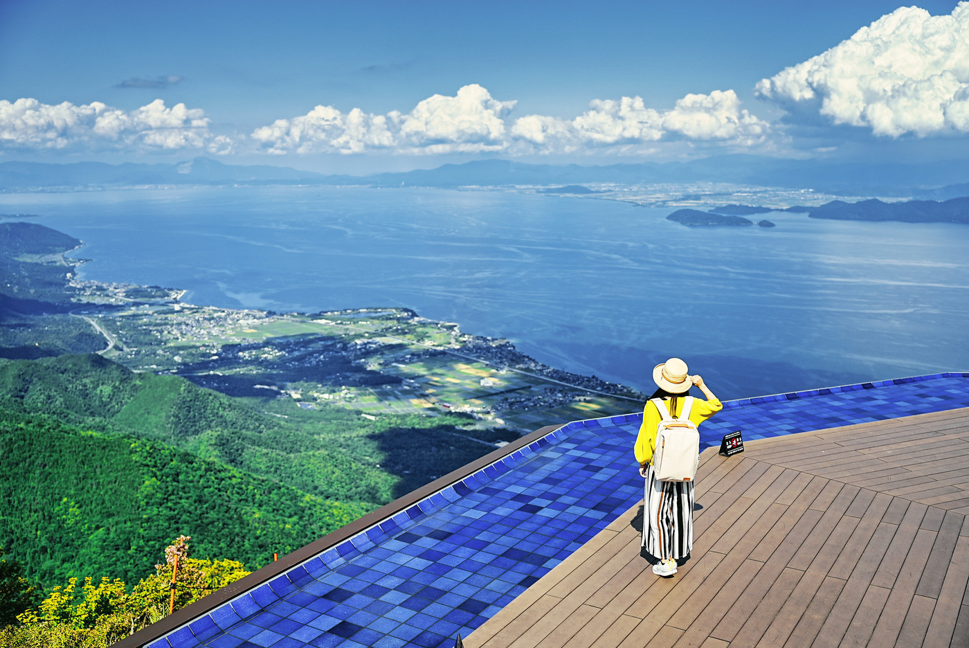 びわ湖テラスと旅行者