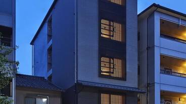 施設の正面 (日没後) / 2