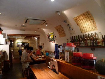 「地酒喝采 かも蔵」 内観 14421004 店内は比較的広く、テーブル席も多いが、カウンターで一人でも十分くつろげる