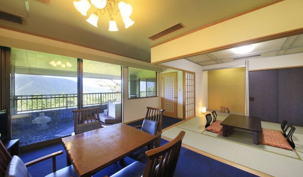 景色の良いお部屋から
四季折々の自然を眺める / 1