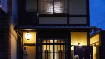 施設の正面 (日没後) / 2