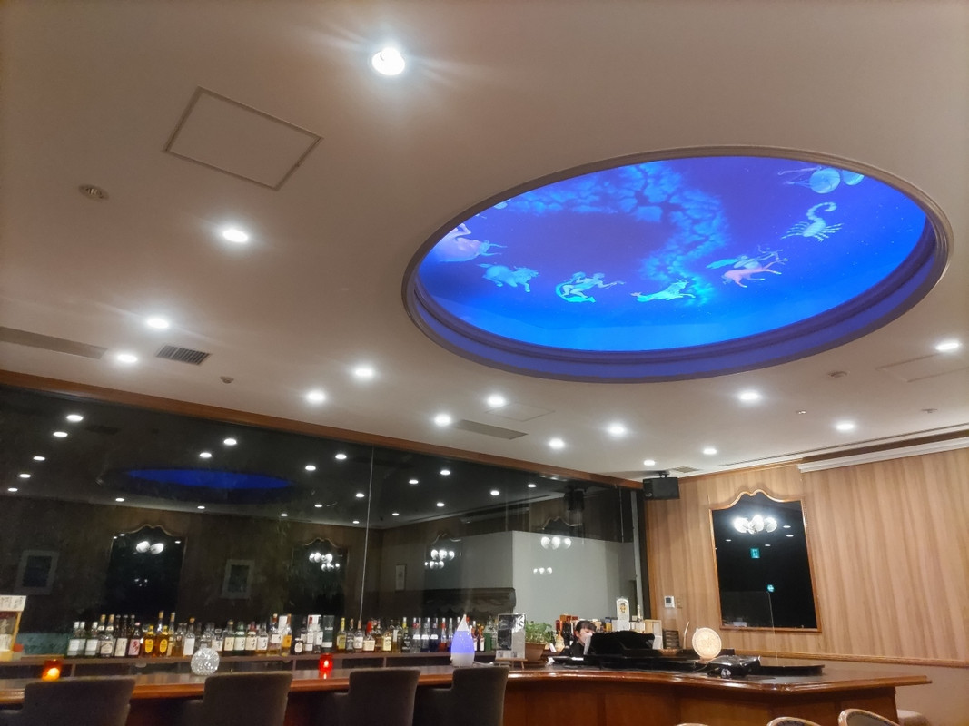 ロビー横のお部屋でピアノ演奏無料あり