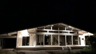 施設の正面 (日没後) / 2