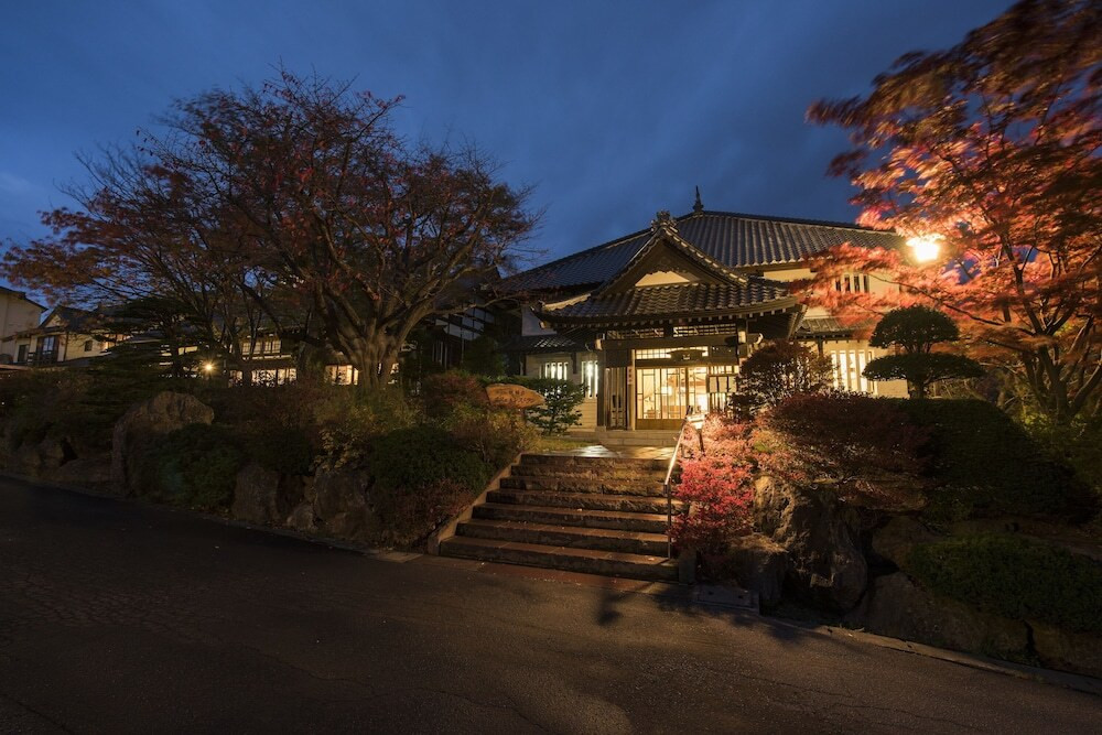 施設の正面 (日没後)