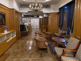 特徴的なホテルロビーの様子です。