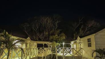 施設の正面 (日没後) / 2