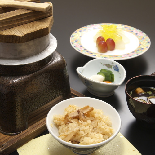 山河会席料理の締めは季節の釜飯