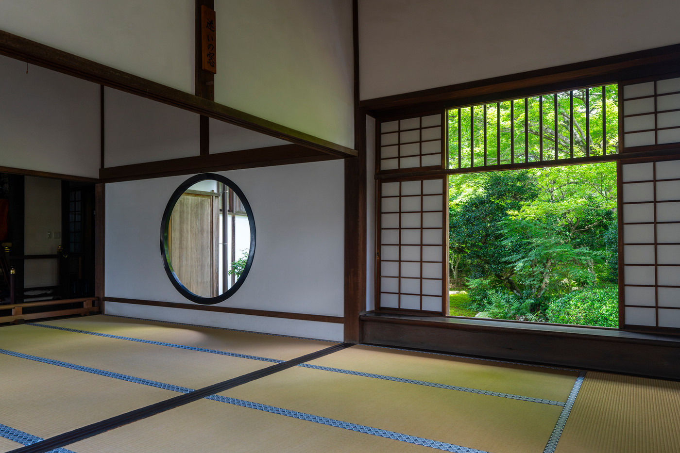 京都・源光庵　「悟りの窓」と「迷いの窓」　新緑の季節