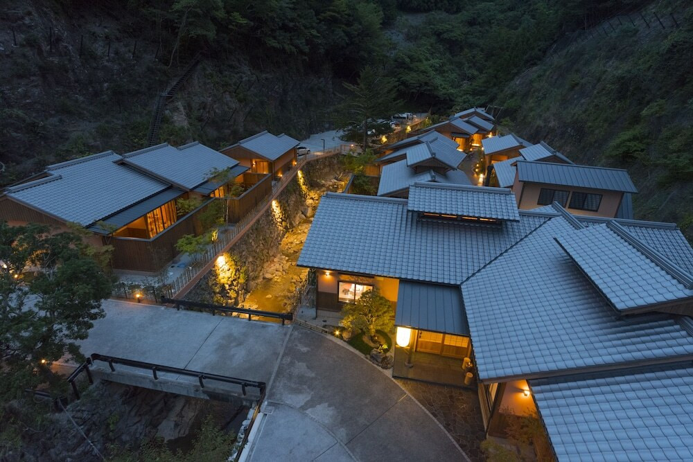 施設の正面 (日没後)