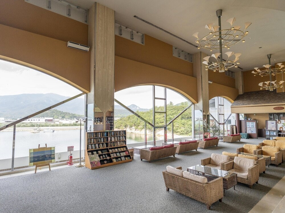 ロビーラウンジ