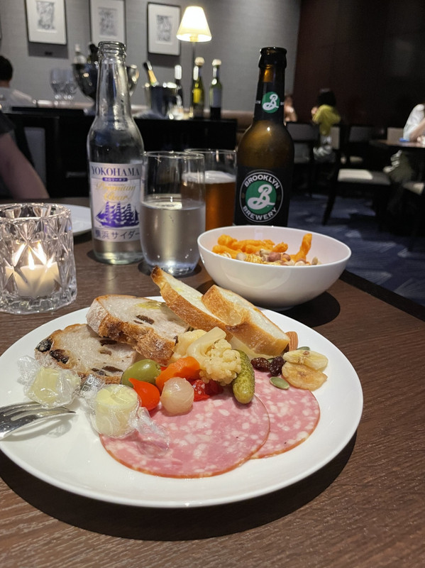 カクテルタイムはアルコールとオードブル系 食事系は無し