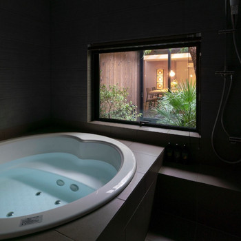 隠れ家のような和モダン一軒家で、優しい明りに照らされる3928885