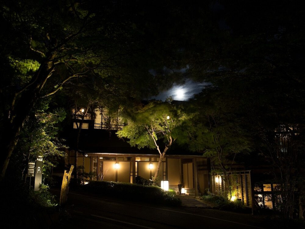 施設の正面 (日没後)