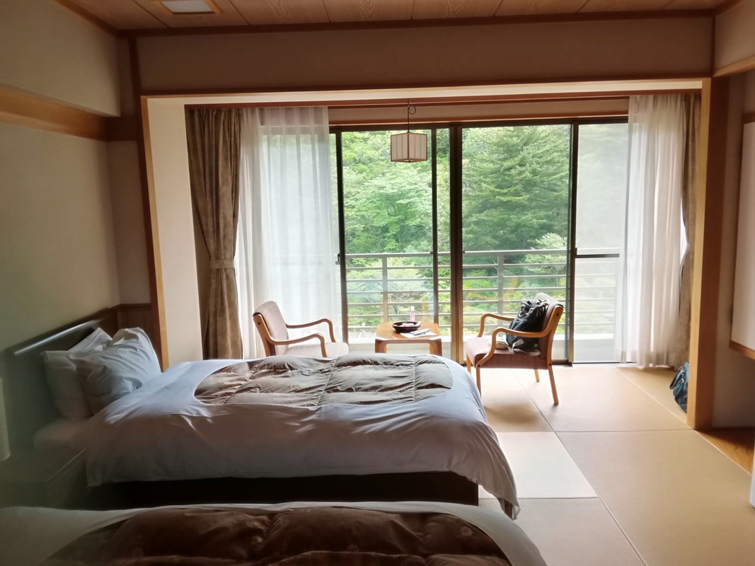 和室にベッドの部屋