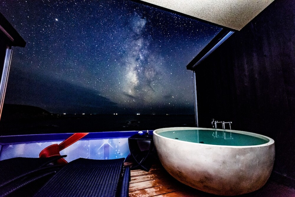 電動開閉式の露天風呂で、昼間は海の、夜は星の絶景を！4374106