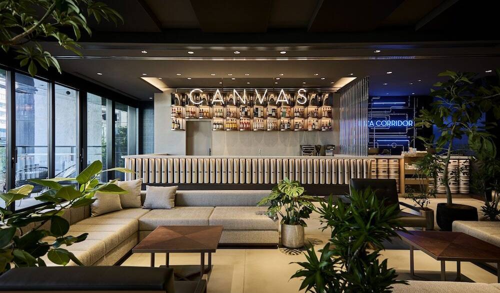 フロント横のキャンバスラウンジ / 2