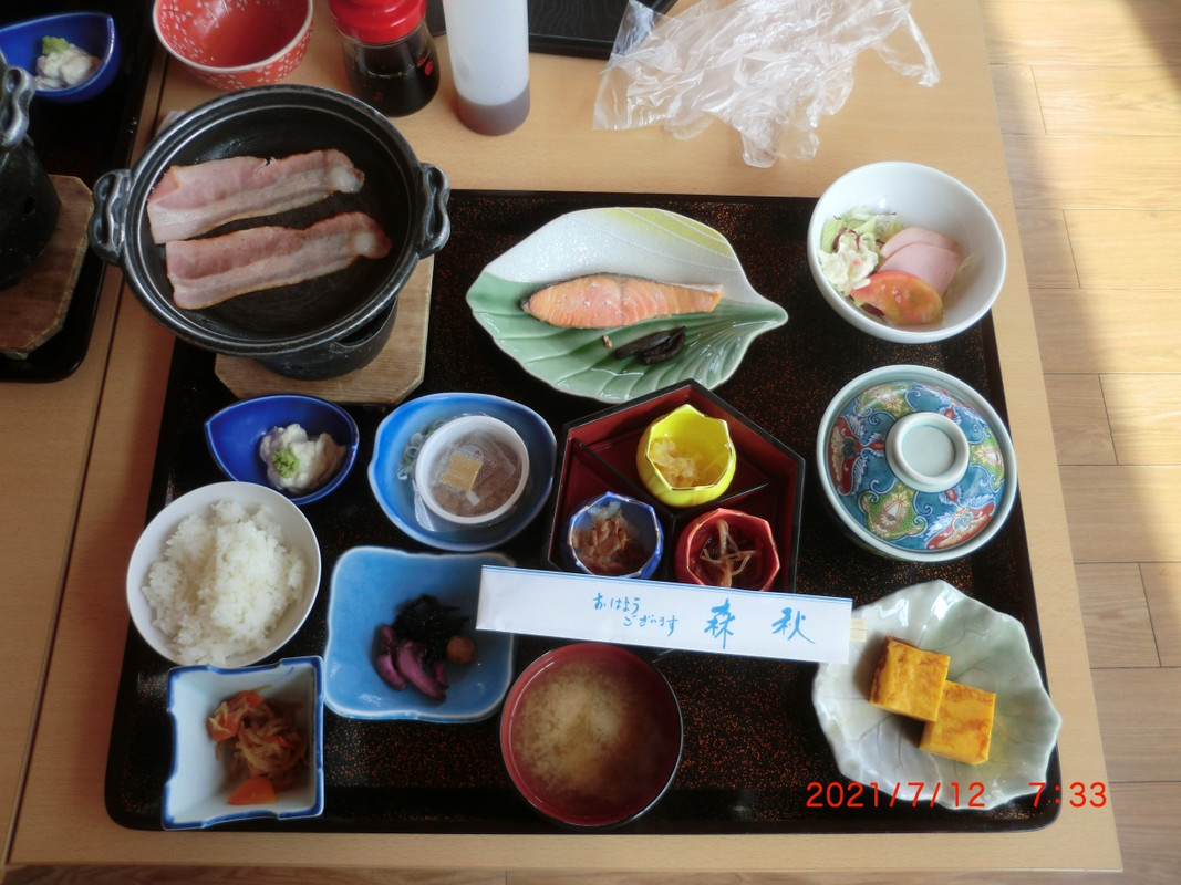 朝食：ちょうどいい量、ご飯と汁物はセルフ