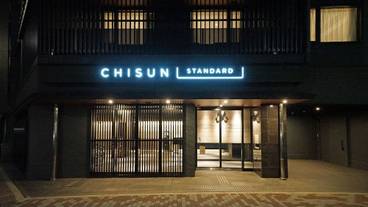 施設の正面 (日没後) / 1