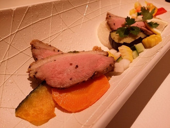 「ややダイニング」料理 690423 メインは「合鴨の黒胡椒焼きパストラミ仕立て」です。