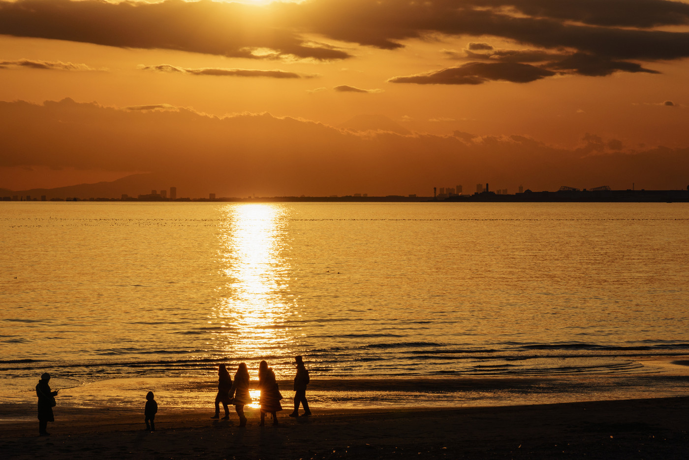 休日の幕張の浜・夕景
