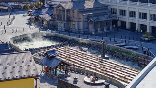 和洋室 (12.5畳+ツイン) 湯畑側 (喫煙室)