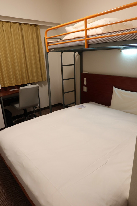 お部屋はロフトベッド付き～♪