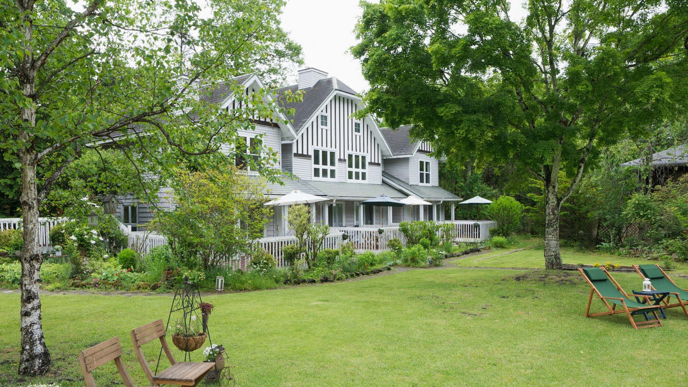 映画のセットのような外観にときめく♡自然に囲まれた洋風ホテル3532786