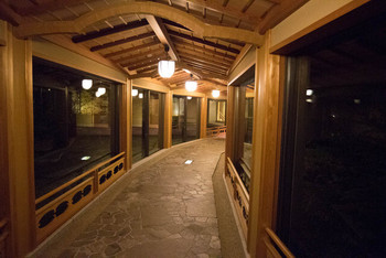 「星野リゾート 界 日光」 内観 32080972 食事処への渡り廊下