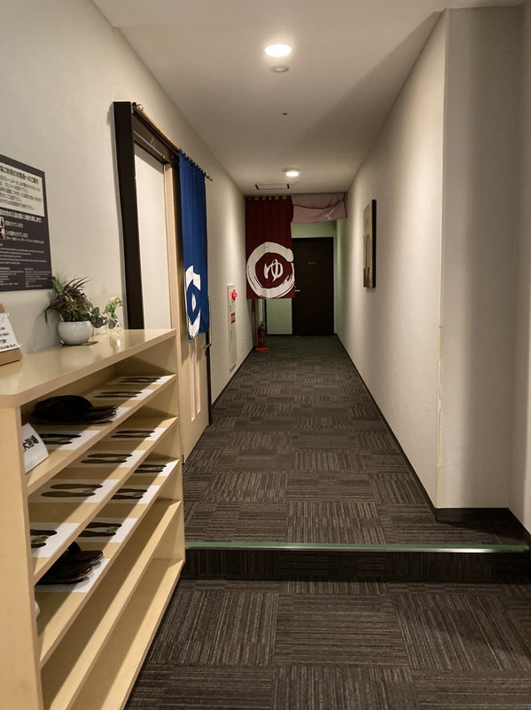 大浴場の入り口のスリッパの数で蜜を避けられます