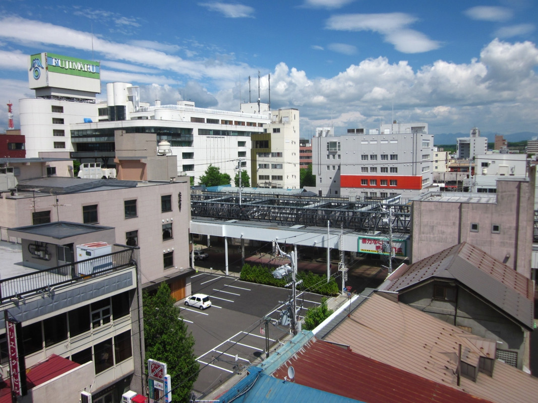 窓からは広小路商店街や藤丸百貨店が観えます