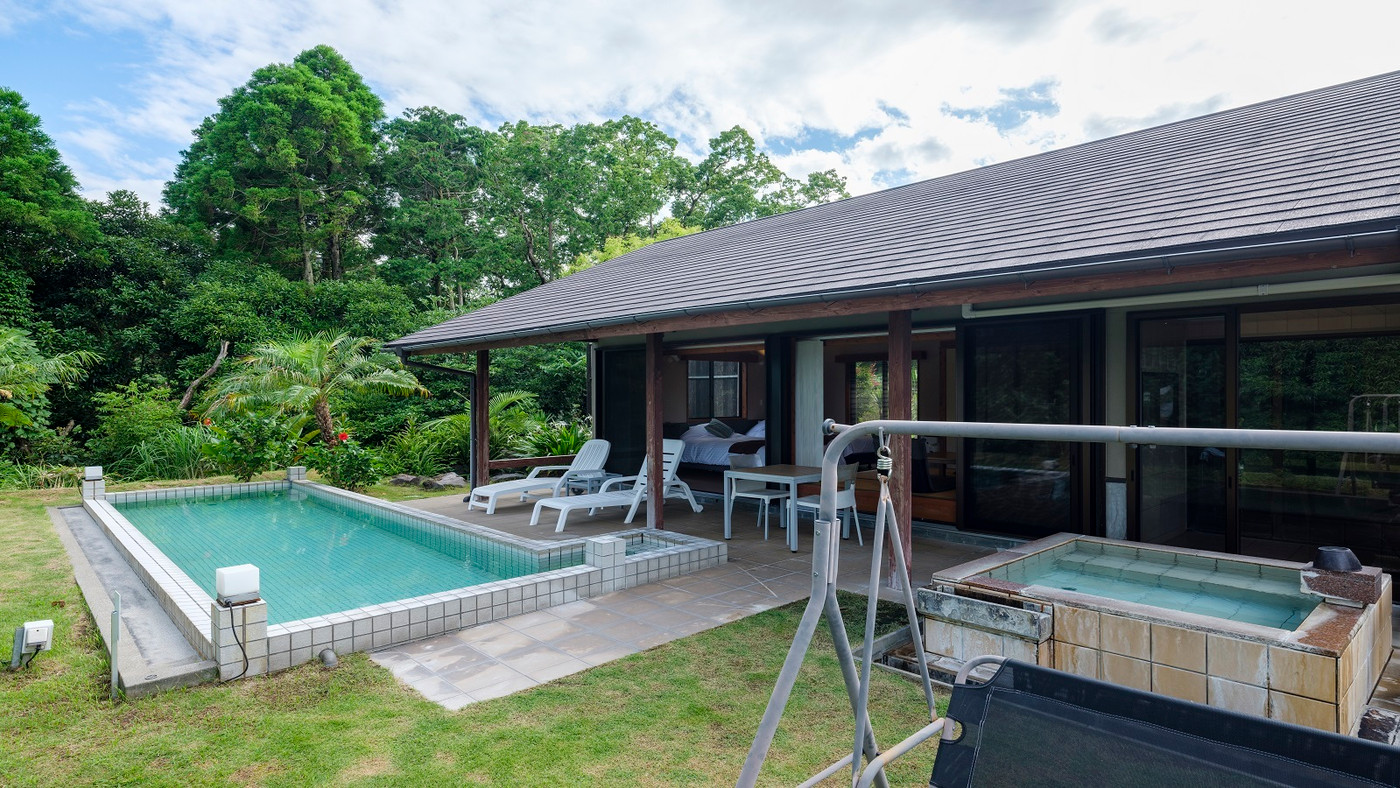 森の緑に囲まれたプール付きヴィラ3643460