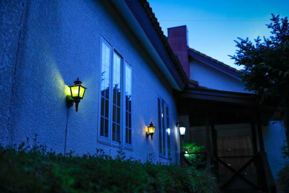 施設の正面 (日没後)