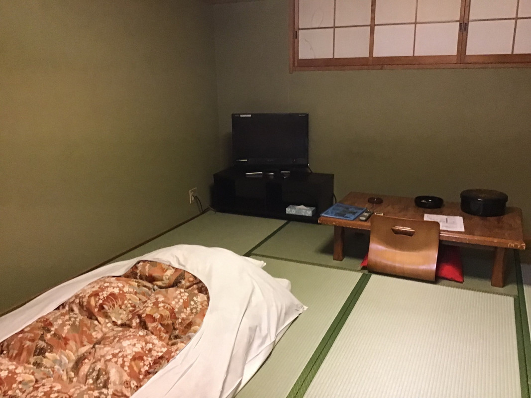 和室。テレビは26インチのものでした。