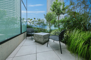 緑のテラスで読書やお酒を楽しんで