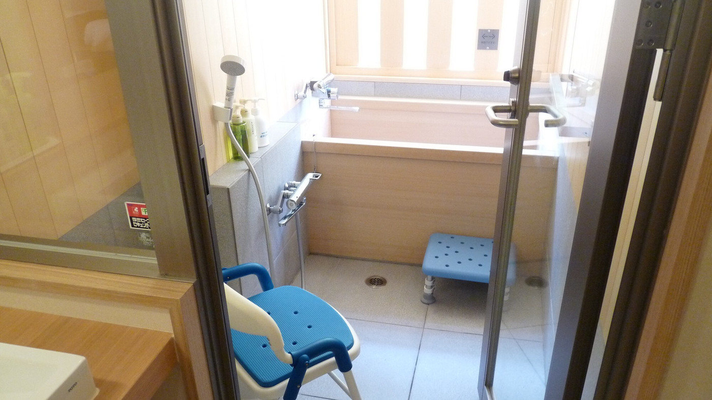 車椅子のまま洗い場に入れる貸切風呂も。バリアフリー設計がうれしい♡3982023