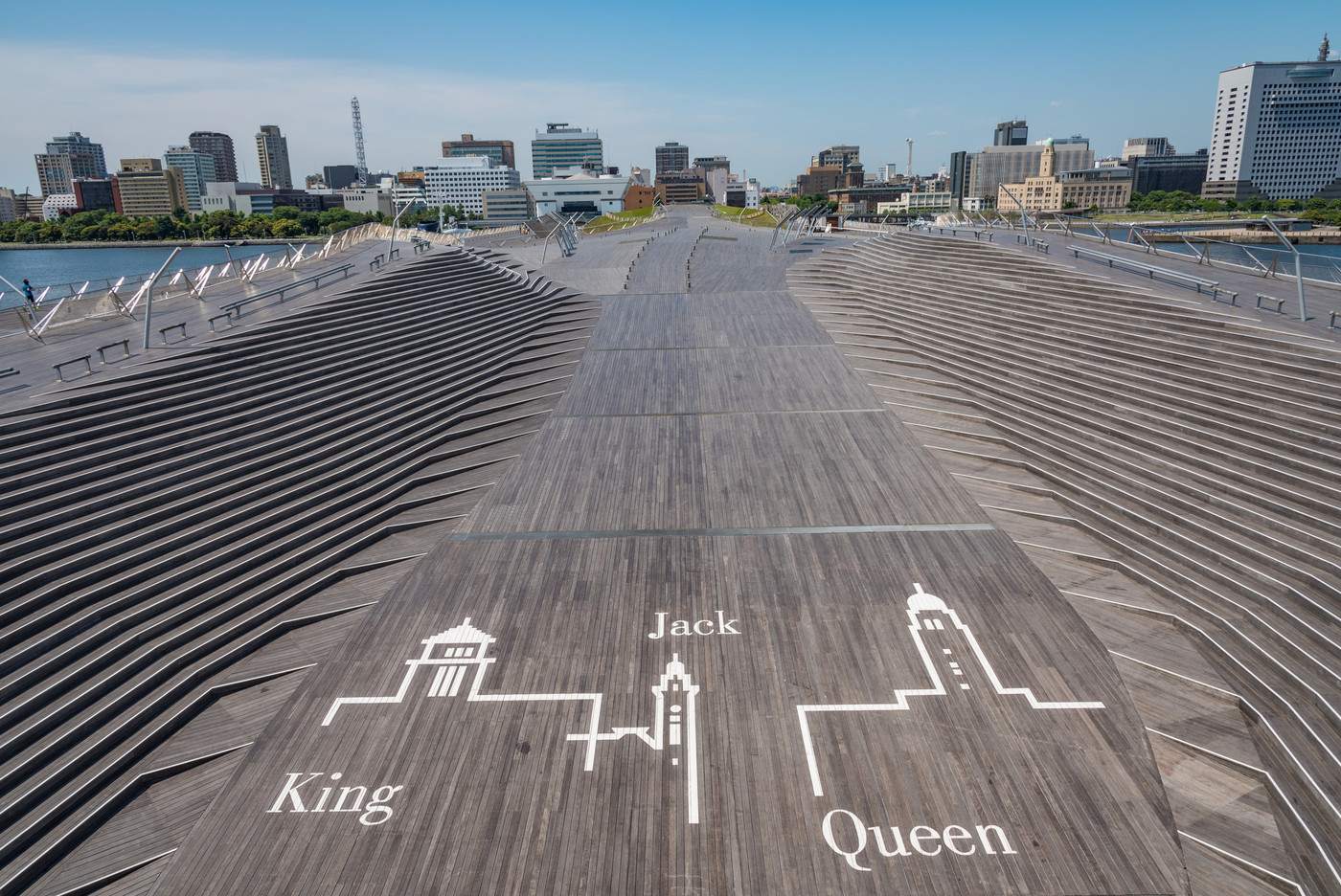 大桟橋の風景　横浜三塔の案内図