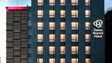 施設の正面 (日没後) / 2