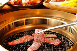 湯上りは館内の焼き肉店で乾杯！