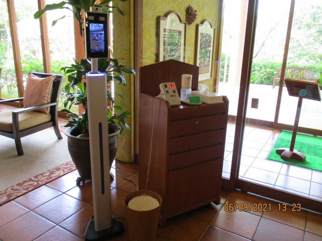 入口には検温と消毒液