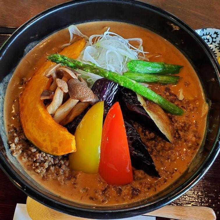 地元産の野菜をたっぷりトッピングした、山椒風味のカレーうどん。”温泉旅行だと和食が続くので、こういう変わり種のお店に出会えて最高でした"とhirokoさん / 2