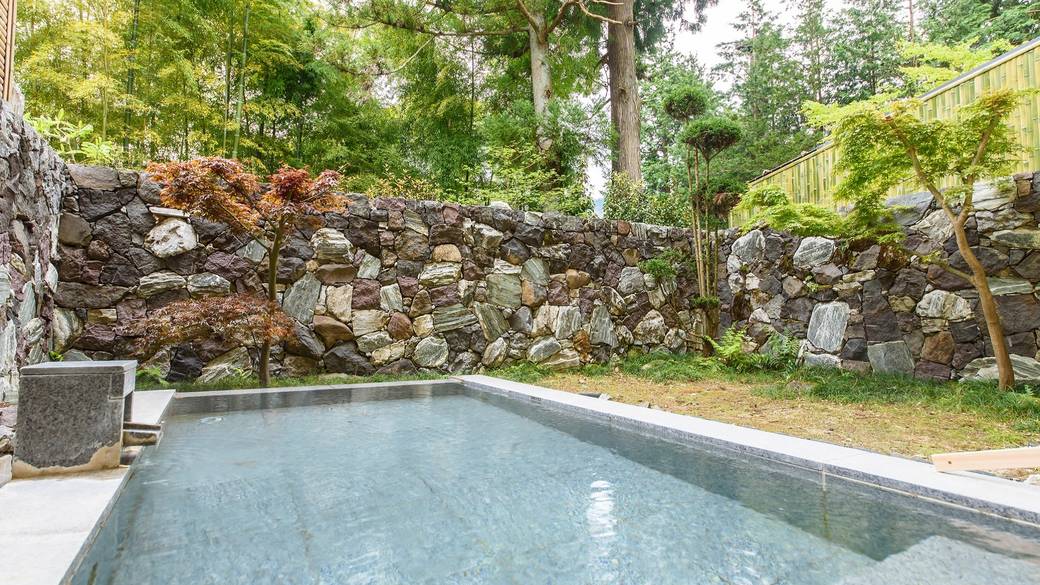 客室露天風呂で
じんわりと癒されて / 3