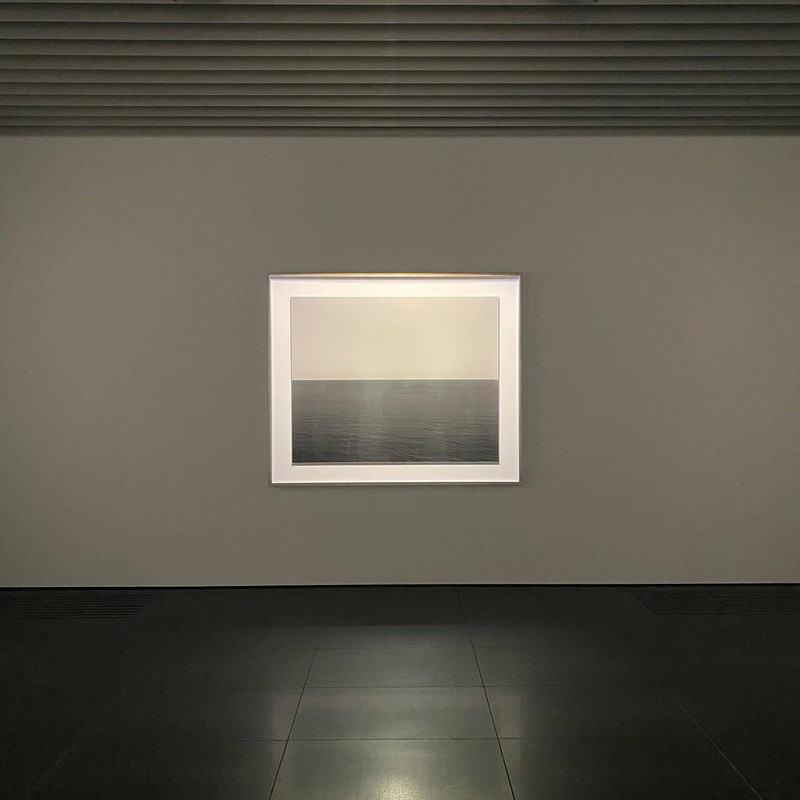 「COMICO ART MUSEUM YUFUIN」は、建築家・隈研吾氏が手掛けた現代美術・デザインミュージアム。アクセスは由布院駅から車で約5分、徒歩の場合は10分程 / 1