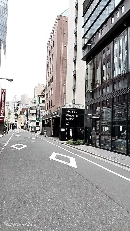 繁華街の中のホテルです