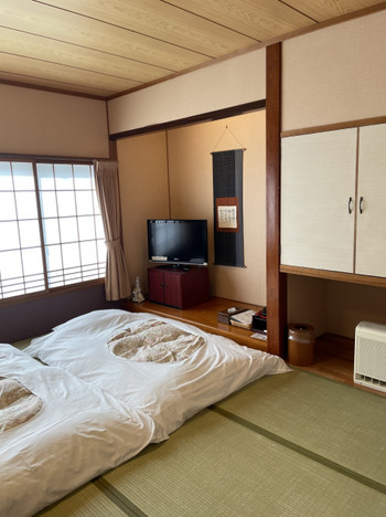 畳敷きの大浴場や、お部屋の半露天風呂を満喫しよう3997156