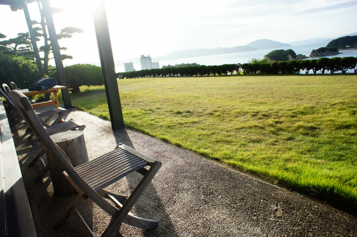 風邪が気持ちいい芝生のお庭