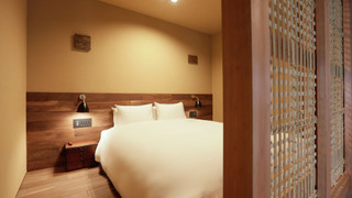 新館206:スーペリアルーム バルコニー付き 中庭ビュー クイーンベッド