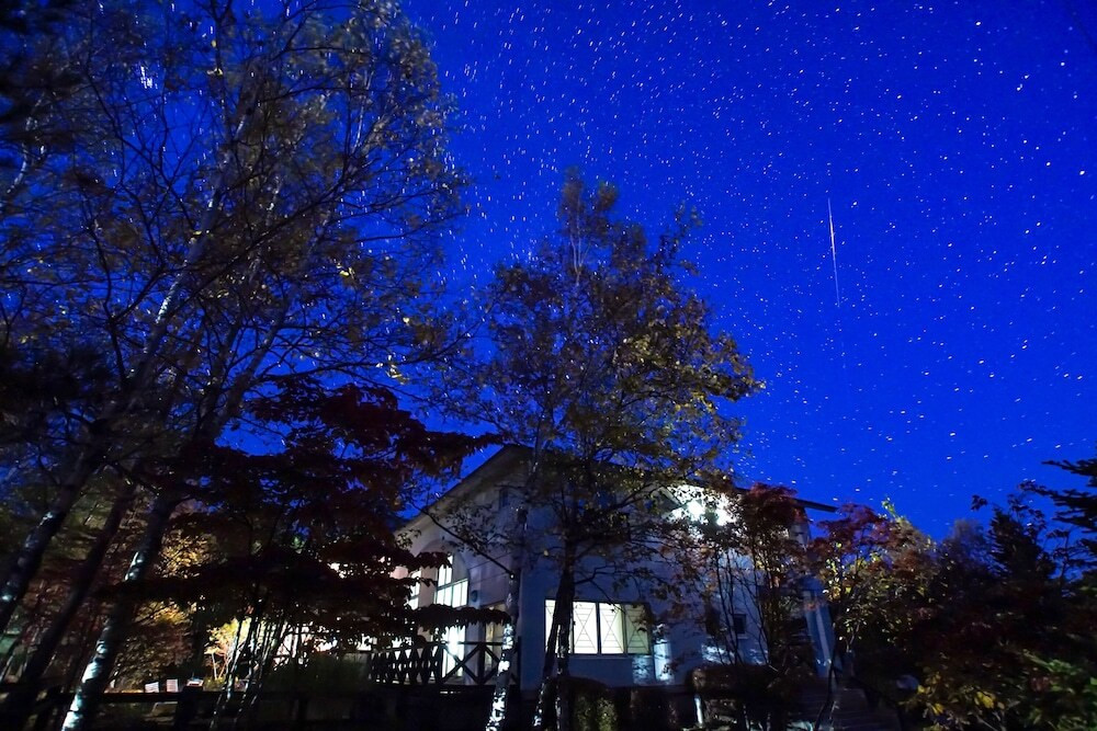 施設の正面 (日没後)